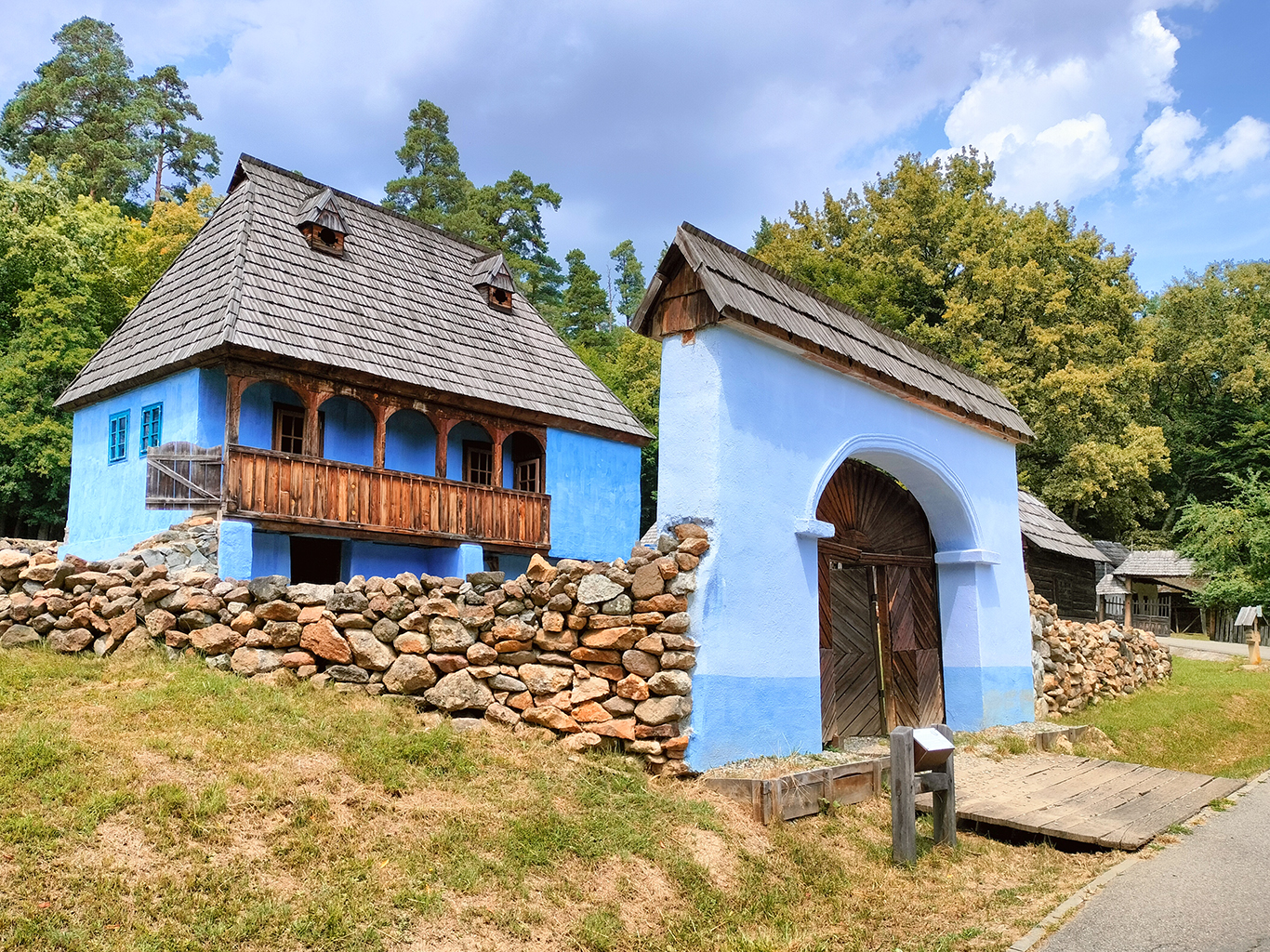 Tradiční vesnický domek s modrou fasádou ve skanzenu u Sibiu