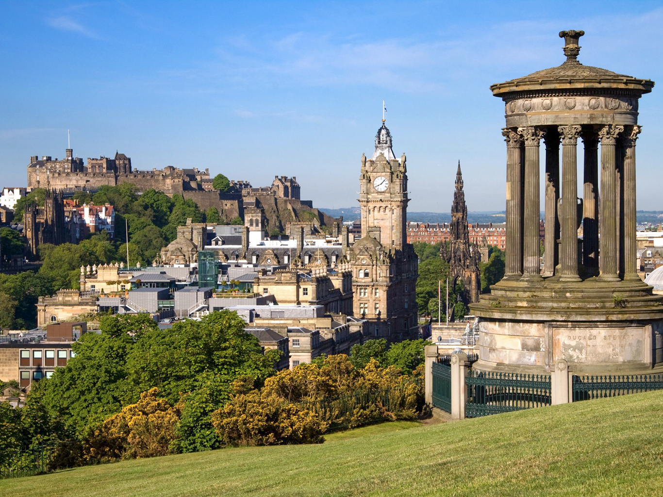 Památník skotského filozofa Dugalda Stewarta na Calton Hill v Edinburghu