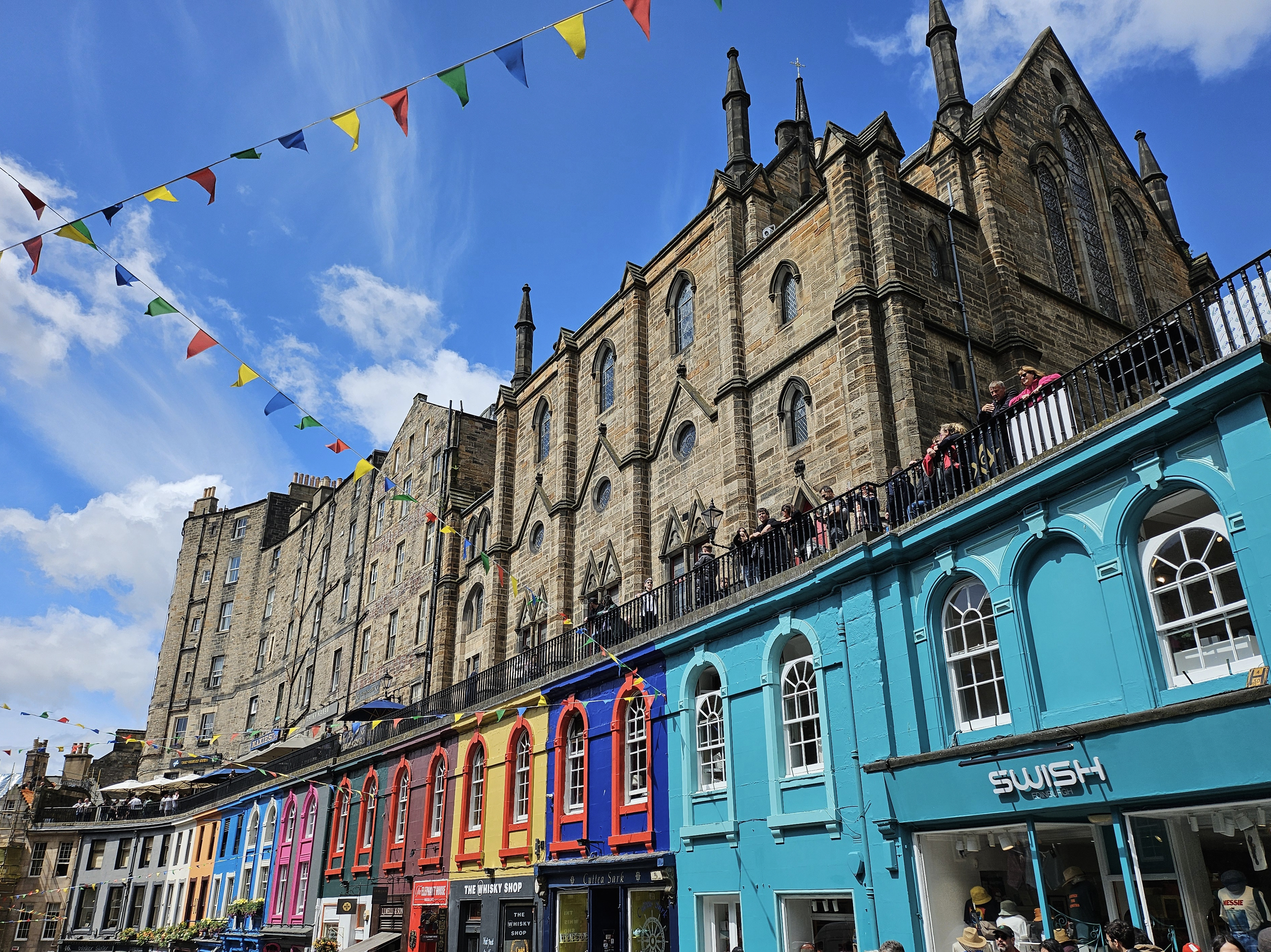 Centrum Edinburghu tvoří změť uliček s malebnými domky 