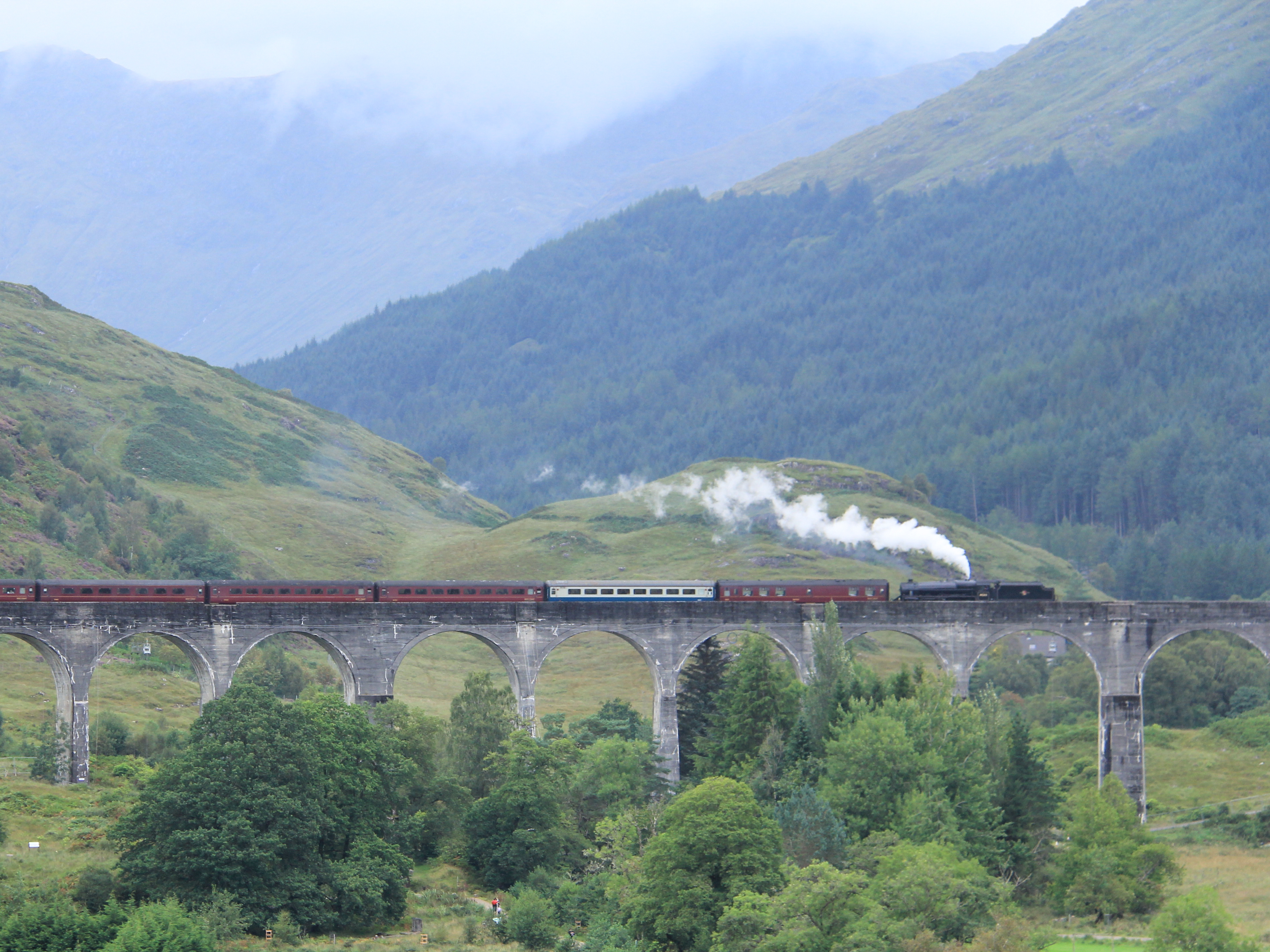 Viadukt Loch nam Uamh je nejdelším železničním mostem ve Skotsku