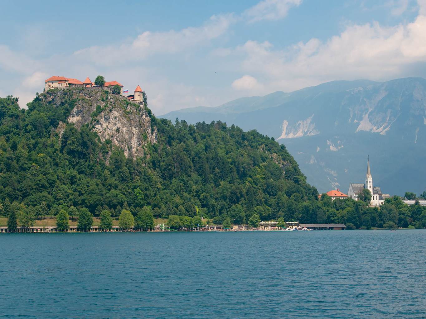 Hrad v Bledu se tyčí na skalnatém ostrohu 140 m nad jezerem