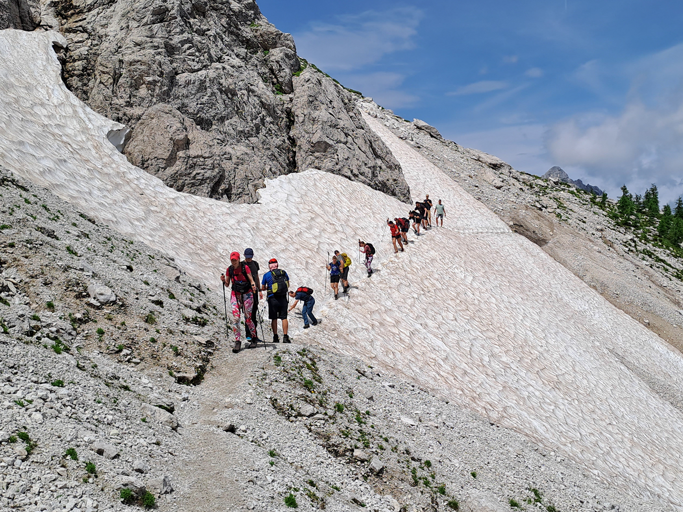 Turistická skupinka cestou ze Slemenovy špice překonává sněhové pole