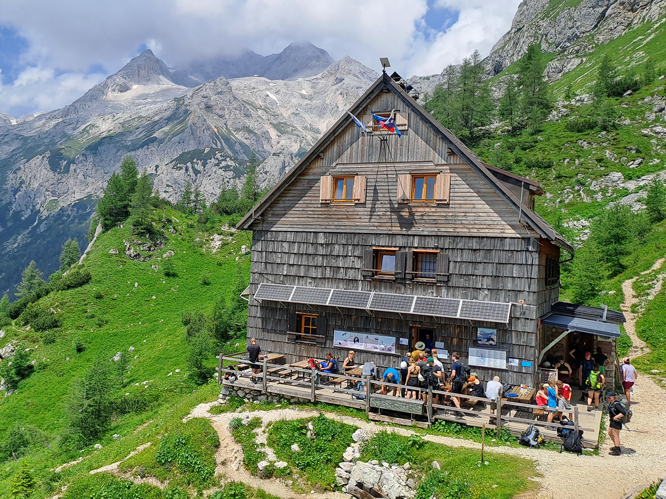 Jednou ze zastávek při výstupu na Triglav je horská bouda Vodnikov dom