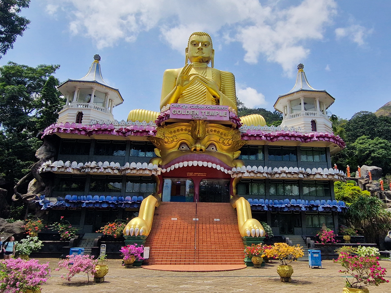 Obrovský zlatý Buddha je dominantou muzea v Dambulle