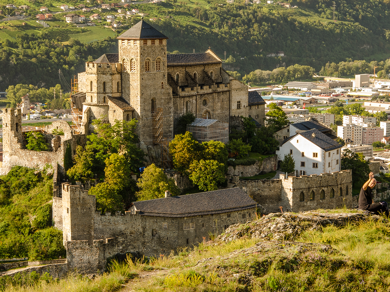 Biskupský hrad Valére s románskou bazilikou na kopci nad městem Sion