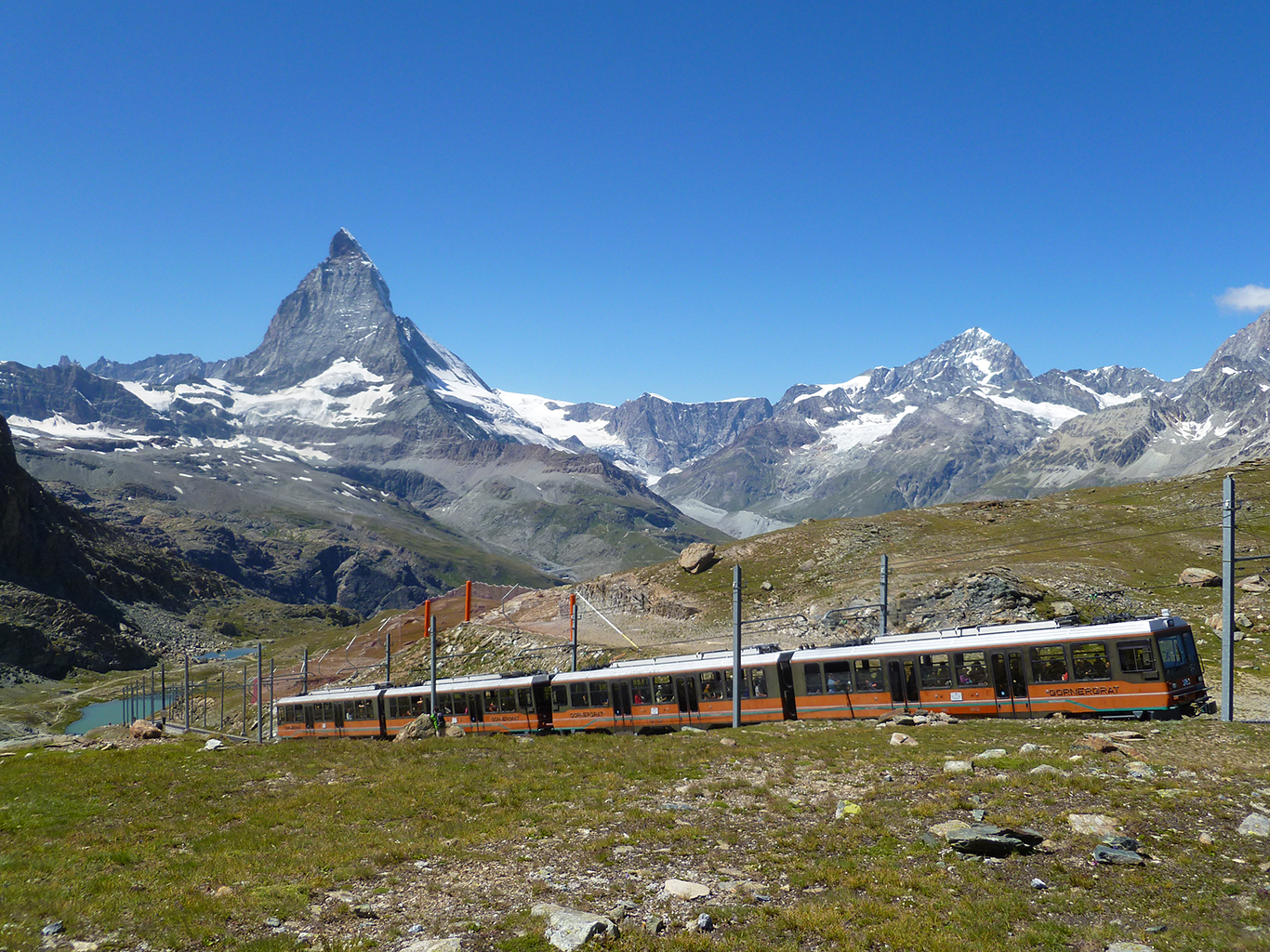 Ozubnicová trať neboli zubačka jedoucí z Zermattu na Gornergrat