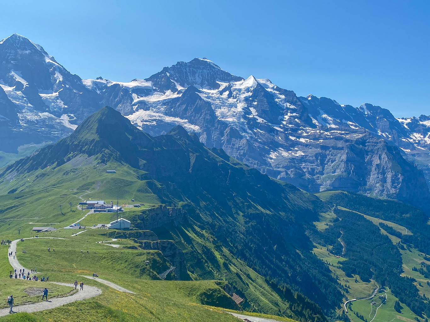 Výhled z Männlichenu na zasněžené vrcholy Mönch a Jungfrau