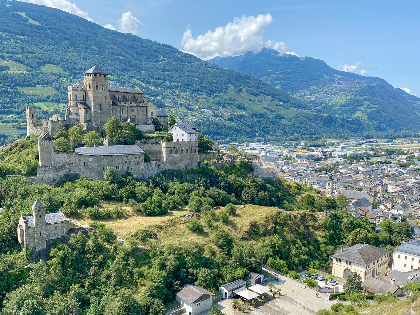 Hrad Château de Valère a město Sion pod ním