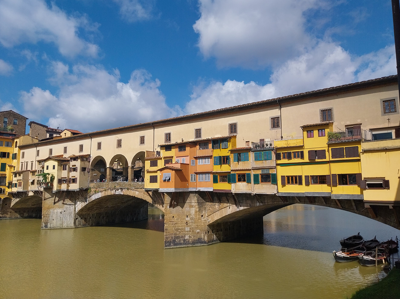 Ponte Vecchio s barevnými krámky po stranách přes řeku Arno ve Florencii