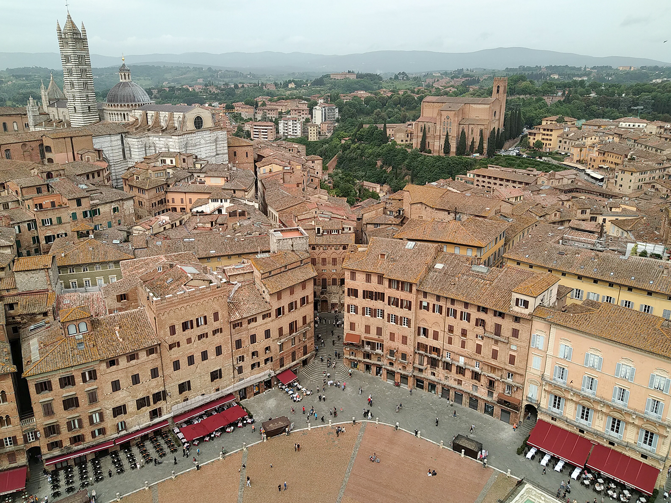 Výhled ze 102 m vysoké věže Torre di Mangia na město Siena