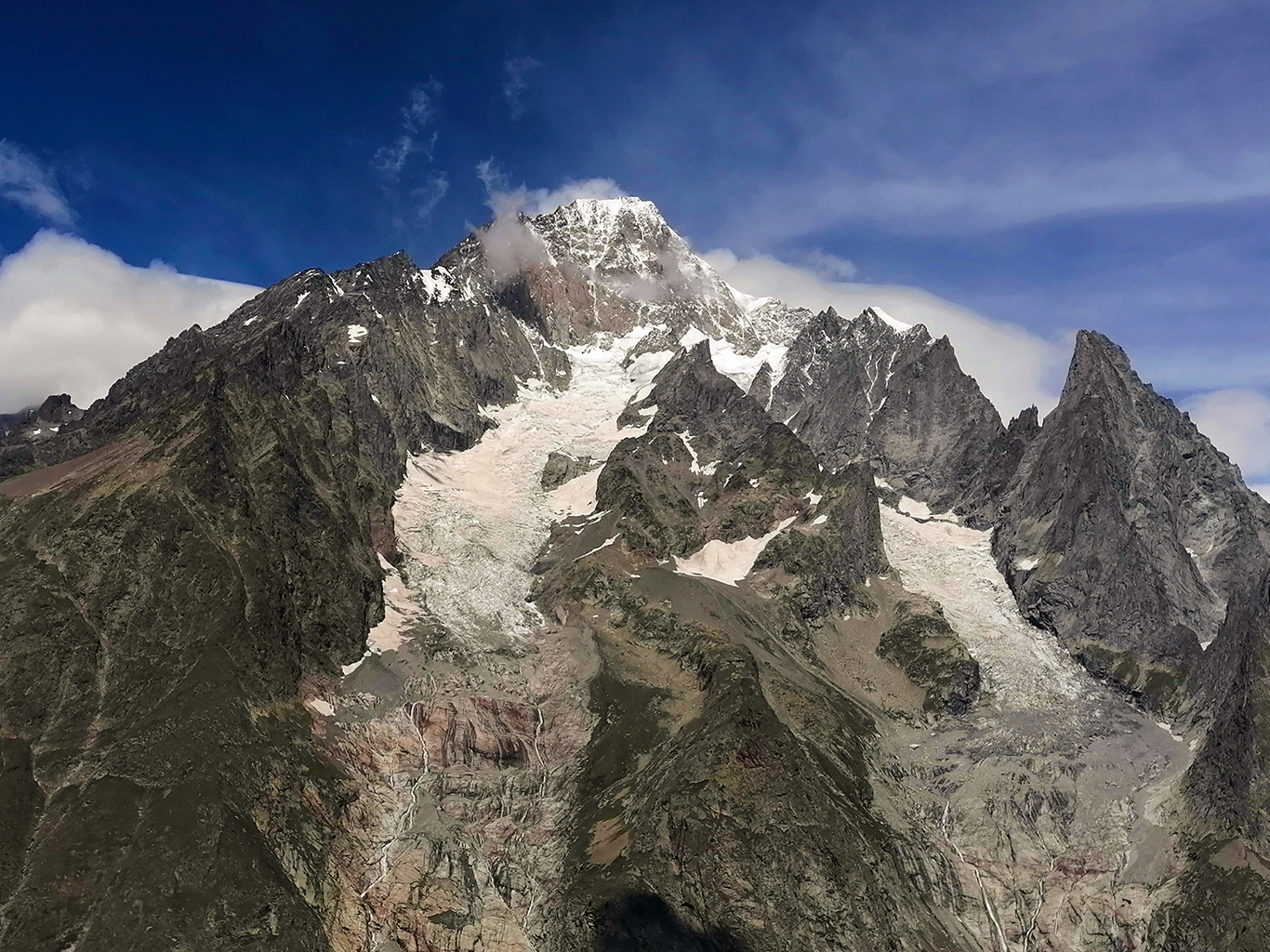 Vrcholy Aiguille Blanche de Peuterey a Aiguille Noire de Peuterey