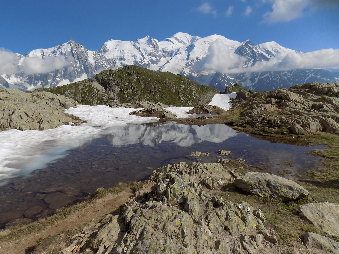 Pohled na vrcholy Aiguille du Midi a Mont Blanc z masivu Le Brévent