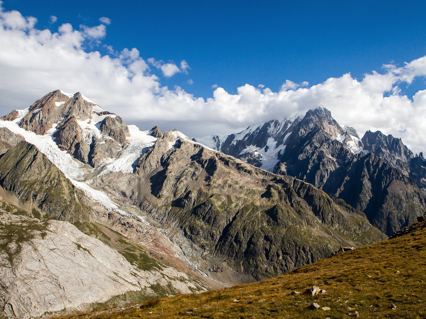 Výhled na Mont Blanc z jižní, italské strany z hřebene Monte Fortin