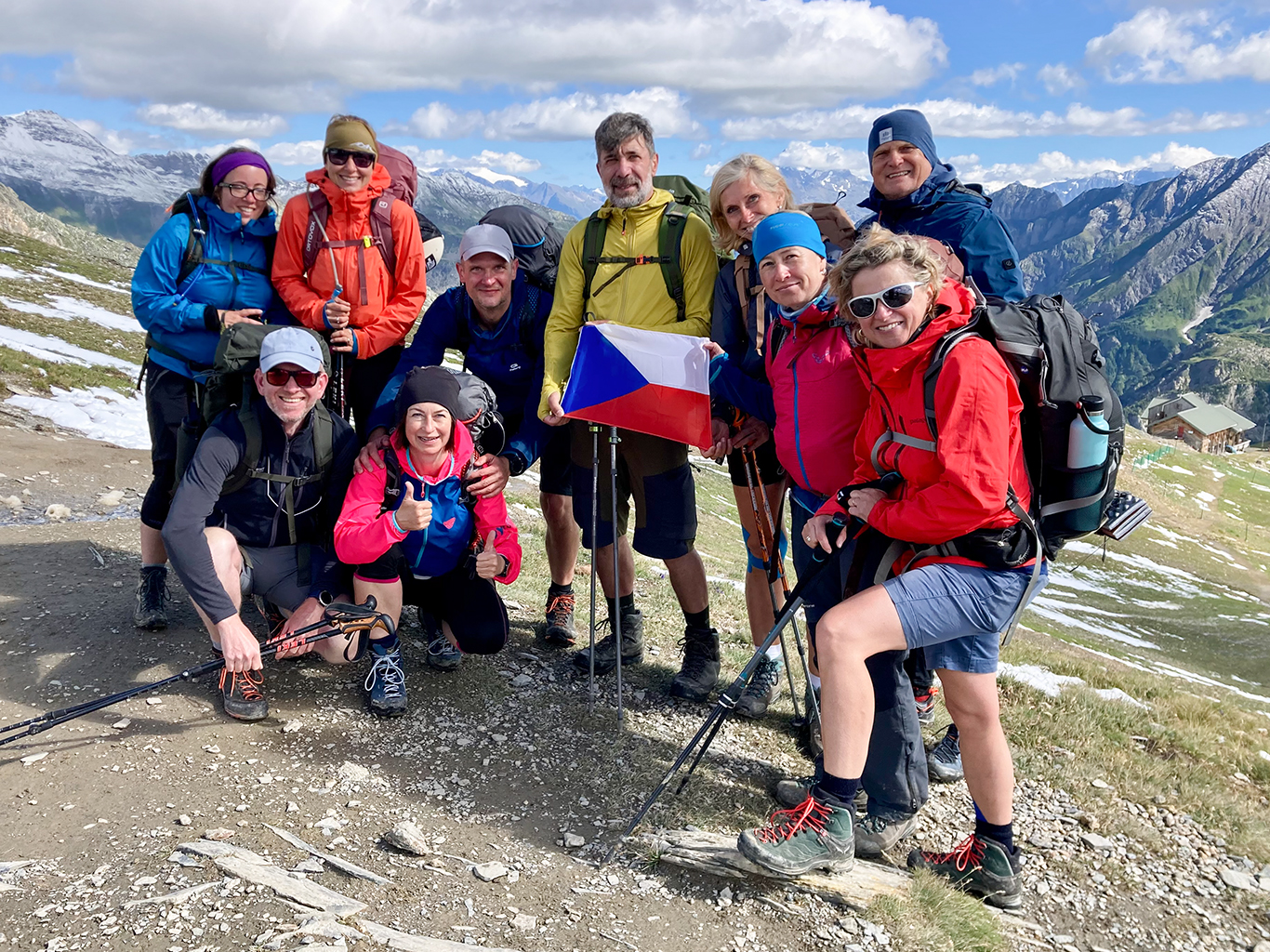 Společné foto na treku kolem legendární hory Mont Blanc