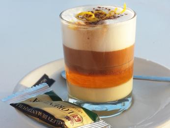 Barraquito je kávový nápoj o několika vrstvách včetně bylinného likéru