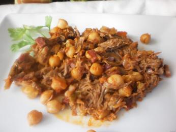 Ropa vieja se skládá z trhaného masa, cizrny a brambor