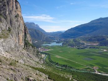 Odměnou za lezení po ferratách jsou krásné výhledy do okolí Lago di Garda