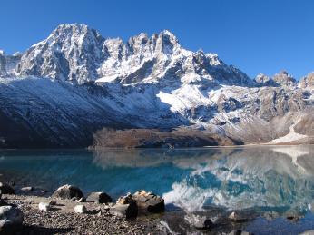 Průzračná voda jezera Gokyo, které leží ve výšce 4 750 m n. m.