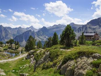 Panoramatický pohled na vrcholky pyrenejského pohoří