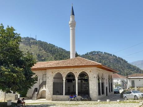 Mešita v Beratu byla postavena v 15. století osmanským sultánem Bayezidem II