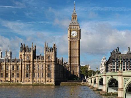 Big Ben - 96,3 metru vysoká věž patří k budovám parlamentu