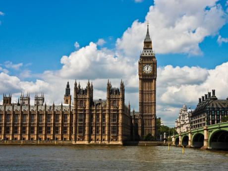 Big Ben - 96,3 metru vysoká věž patří k budovám parlamentu