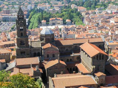 Gotická katedrála Notre-Dame-de-France v Le Puy-en-Velay