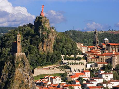 Le Puy-en-Velay bylo vystavěno mezi dvěma vyhaslými sopouchy