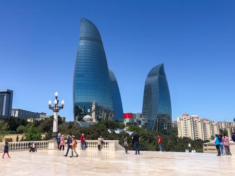Mrakodrapy Flame Towers jsou ikonickou součástí panoramatu v hlavním městě Baku