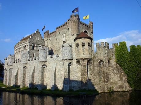 Mohutný hrad Gravensteen vévodí Gentu