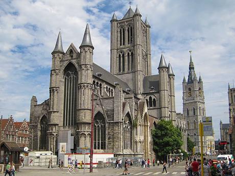 Kostel St-Niklaaskerk v Gentu byl postaven ve stylu šeldské gotiky