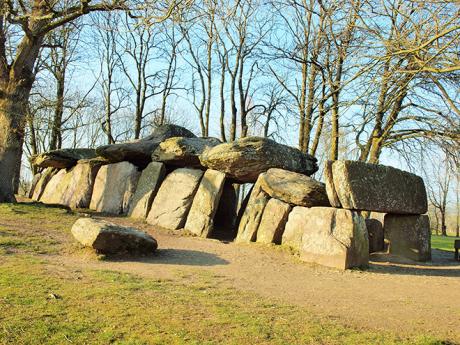 Skála víl, prehistorická megalitická stavba z 42 nepravidelných kamenných bloků  