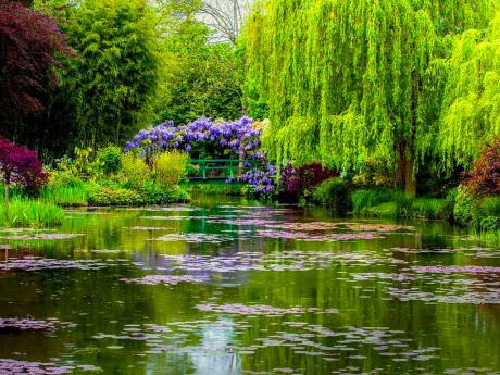 Zahrada v Giverny se stala námětem řady impresionistických obrazů Clauda Moneta