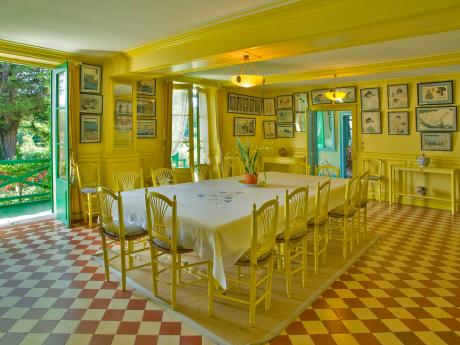 Žlutá jídelna domu Clauda Moneta, který proslavil vesničku Giverny