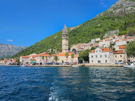 Malebné městečko Perast leží v Kotorském zálivu