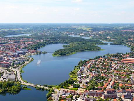 Město Silkeborg je díky jezeru rozděleno na severní a jižní část