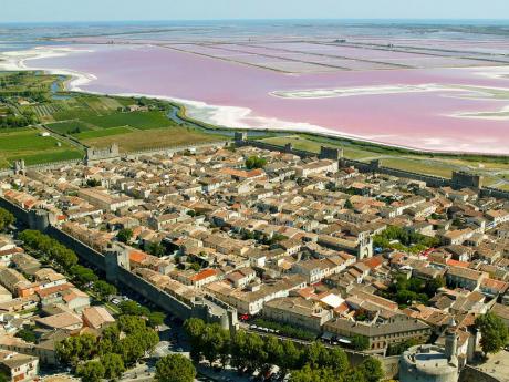 Z Aigues Mortes jsou na dohled saliny i bažinatá oblast Camargue