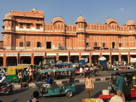 Pro charakteristickou barvu zdejších budov se Džajpuru přezdívá „růžové město“
