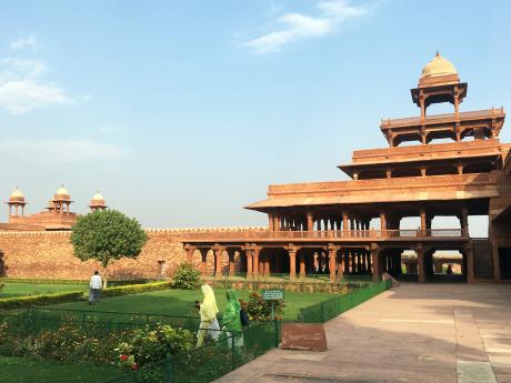 Komplex Fatehpur Sikrí tvoří chrámy, paláce, harémy i zahrady