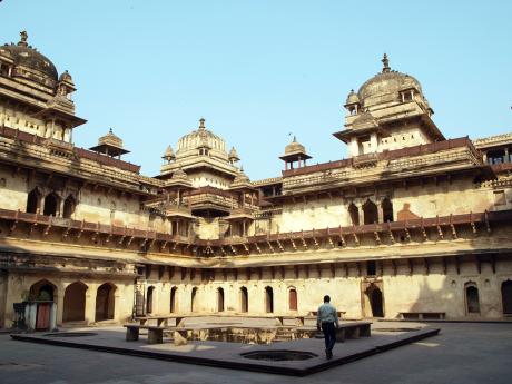 Vnitřní nádvoří paláce Džahangir Mahal  