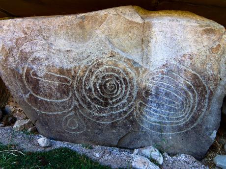 Symboly objevené na jedné z megalitických mohyl 