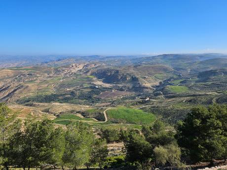 Výhled do biblické krajiny ze 710 metrů vysoké hory Nebo