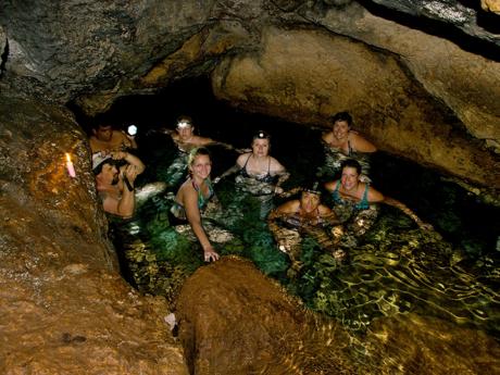 Koupačka v malém sladkovodním jezírku uvnitř jeskyně Cueva del Água