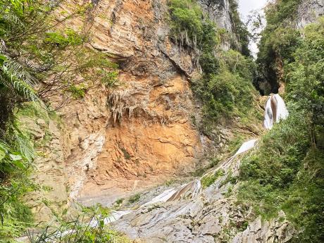 Vodopád Salto de Caburní v pohoří Sierra del Escambray 