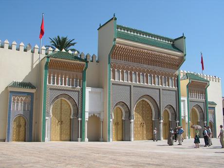 Vstup do královského paláce ve Fésu tvoří sedm bronzových dveří