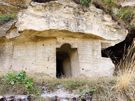 Jeskynní komplex Orheiul Vechi vybudovaný mnichy
