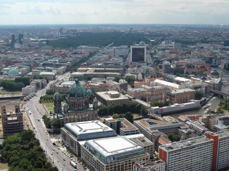 Pohled na Berlínský dóm a ulici Unter den Linden