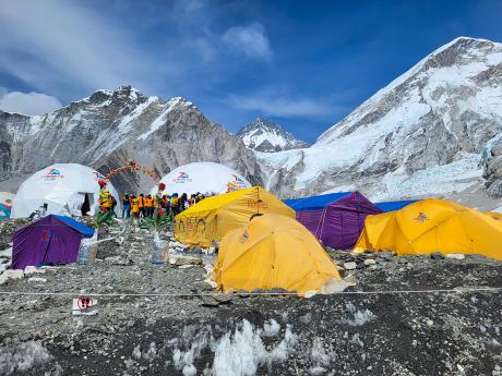 Barevné stany expedičních týmů v základním táboře pod Mount Everestem