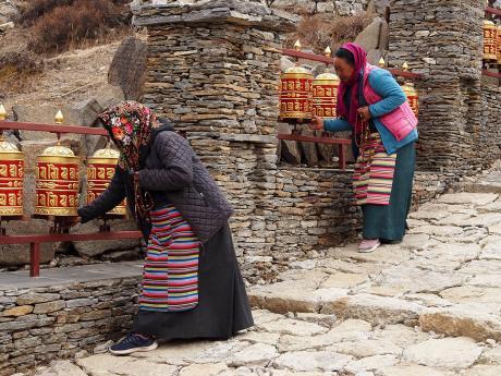 Nepálské stařenky otáčejí budhistickými modlitebními mlýnky