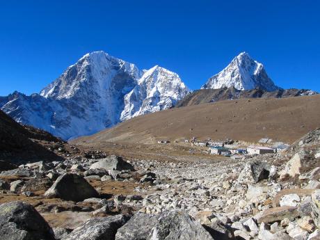 Osada Lobuche ve výšce 4 930 m n. m. v pozadí s Tawoche Peak a Arakam-Tse